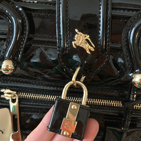 Authentic Burberry Mini Manor quilted patent leather handbag - Picture 2 of 9